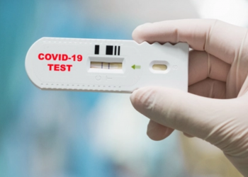 Covid-19: 14 taxistas testam positivo para coronavírus no drive-thru de teste rápido
